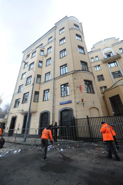 Москва.  Последствия акции протеста у посольства Турции. Протесты начались накануне из-за того, что турецкие ВВС сбили российский бомбардировщик Су-24, принимавший участие в антитеррористической операции в Сирии.