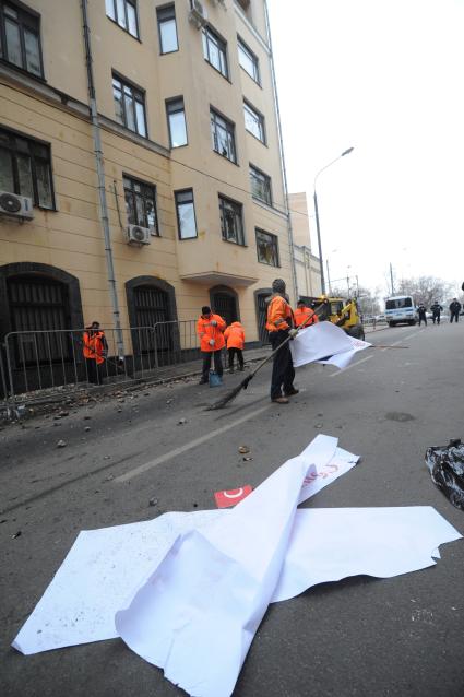 Москва.  Последствия акции протеста у посольства Турции. Протесты начались накануне из-за того, что турецкие ВВС сбили российский бомбардировщик Су-24, принимавший участие в антитеррористической операции в Сирии.