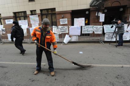 Москва.   Плакаты демонстрантов у посольства Турции.  Протесты начались накануне из-за того, что турецкие ВВС сбили российский бомбардировщик Су-24, принимавший участие в антитеррористической операции в Сирии.