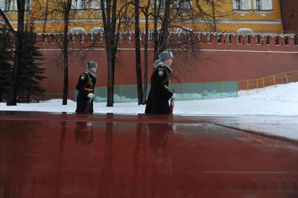 Москва.   Смена Почетного караула у Вечного огня в Александровском саду.