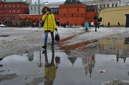 Москва.   Лужи на Театральной площади.