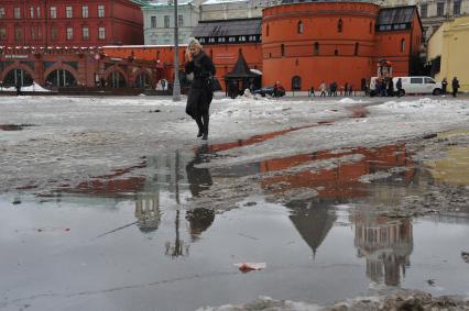 Москва.   Лужи на Театральной площади.