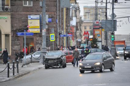 Москва. Поврежденный в результате ДТП автомобиль на Тверской улице.