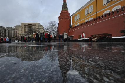 Москва.    Люди в Александровском саду.