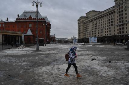 Москва.    Девушка с мобильным телефоном на площади Революции.