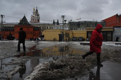 Москва.   Лужи на Театральной площади.