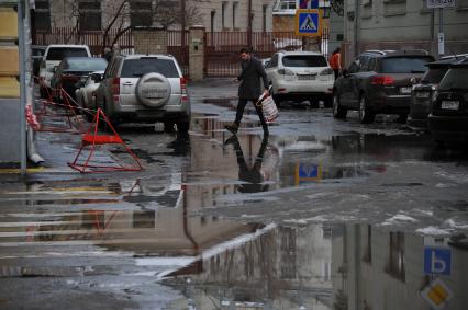 Москва. Лужи одной из улиц города.