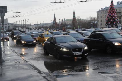 Москва.  Автомобильное движение  на Большом Каменном мосту