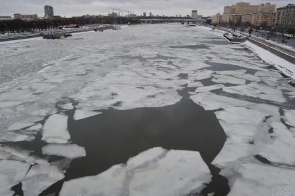 Москва.  Вид на Москву-реку.