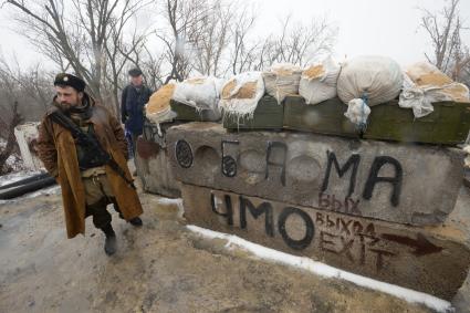 Украина. Луганск. Ополченец ЛНР на взорванном пешеходном мосту, ведущим на территорию Украины.