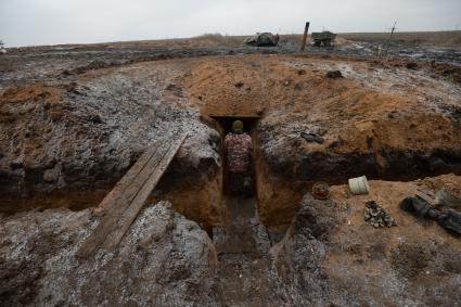 Украина. Донецкая область. Ополченец, боец отряда `Викинг` на позициях.