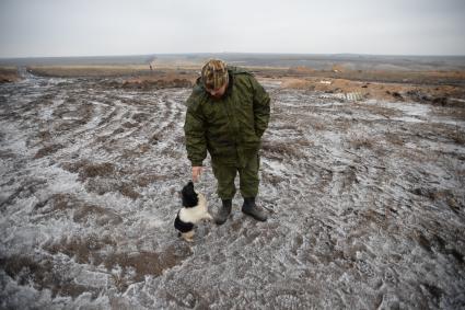 Украина. Донецкая область. Ополченцы, бойцы отряда `Викинг` на позициях.