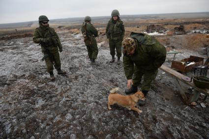 Украина. Донецкая область. Ополченцы, бойцы отряда `Викинг` на позициях.