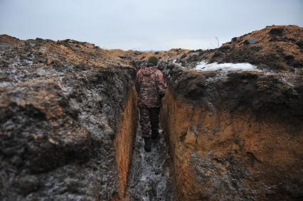 Украина. Донецкая область. Ополченец, боец отряда `Викинг` на позициях.