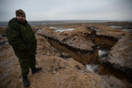 Украина. Донецкая область. Ополченец, боец отряда `Викинг` на позициях.