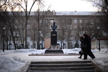 Украина. Донецк. Памятник генерал-лейтенанту К.Я.Гурову.