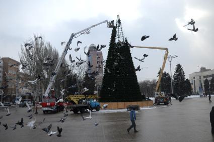 Украина. Донецк. Демонтаж новогодней елки на площади Ленина.