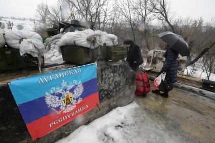 Украина. Луганск. Взорванный пешеходный мост, ведущий на территорию Украины.