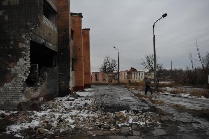 Украина. Луганская область. Село Хрящеватое под Луганском. Здания, разрушенные в результате обстрела.