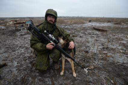 Украина. Донецкая область. Ополченец, боец отряда `Викинг` на позициях.