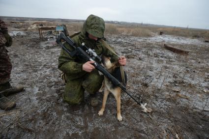 Украина. Донецкая область. Ополченец, боец отряда `Викинг` на позициях.