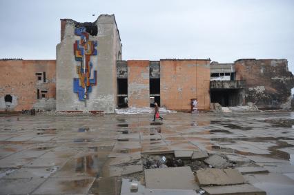 Украина. Луганская область. Село Хрящеватое под Луганском. Здание, разрушенное в результате обстрела.