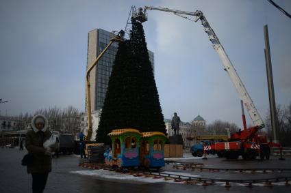 Украина. Донецк. Демонтаж новогодней елки на площади Ленина.