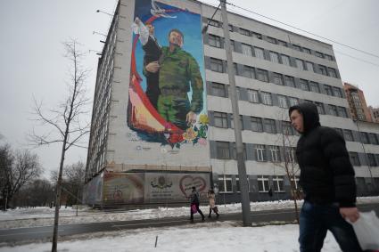 Украина. Донецк. Граффити с изображением главы ДНР Александра Захарченко на фасаде здания.