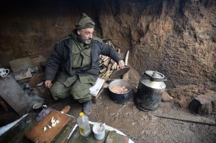 Украина. Донецкая область. Ополченец, боец отряда `Викинг` на позициях.