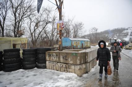 Украина. Луганск. Надпись на бетонных блоках `Укроп не пройдет` на взорванном пешеходном мосту, ведущим на территорию Украины.