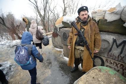 Украина. Луганск. Ополченец ЛНР на взорванном пешеходном мосту, ведущим на территорию Украины.