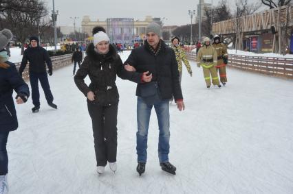 Москва. Люди катаются на катке в Парке Горького.