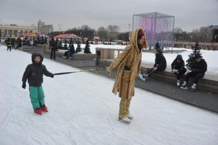 Москва. Люди катаются на катке в Парке Горького.