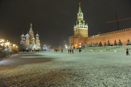 Москва.    Вид на  Храм Василия Блаженного (слева) и Спасскую башню (справа) на Красной площади.