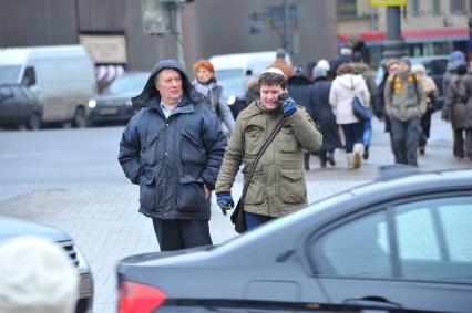 Москва. Корреспондент КП Олег Адамович в кипе идет по улице.