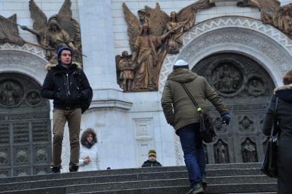 Москва. Корреспондент КП Олег Адамович в кипе идет по улице.