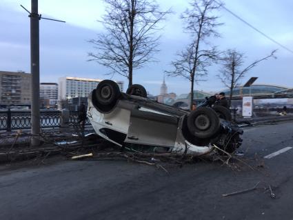 Москва. Автомобиль, пострадавший в результате ДТП на Саввинской набережной.