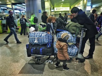 Москва. Пассажиры с детьми в аэропорту Домодедово.