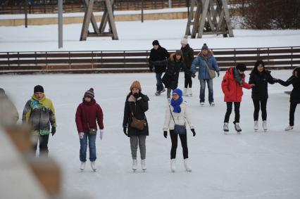 Москва.   Люди катаются на катке в Парке Горького.