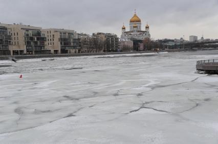 Москва.  Вид на Храм Христа Спасителя