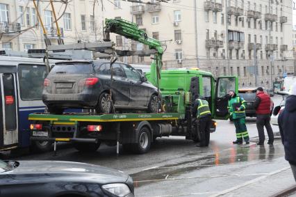 Москва.  Эвакуация неправильно припаркованного автомобиля.