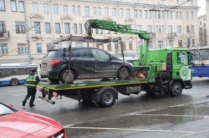 Москва.  Эвакуация неправильно припаркованного автомобиля.