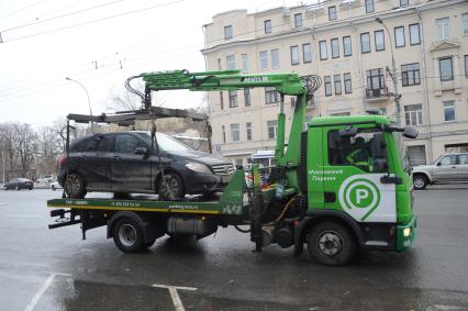 Москва.  Эвакуация неправильно припаркованного автомобиля.