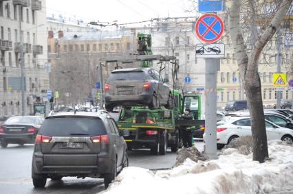 Москва.  Эвакуация неправильно припаркованного автомобиля.