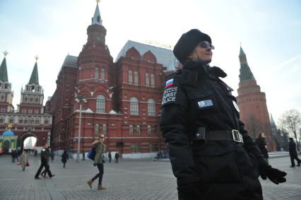 Москва. Сотрудники туристической полиции патрулируют Манежную площадь для оказания помощи иностранцам.