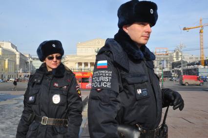Москва. Сотрудники туристической полиции патрулируют Театральный проезд для оказания помощи иностранцам.