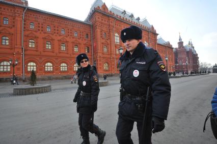 Москва. Сотрудники туристической полиции патрулируют Площадь Революции для оказания помощи иностранцам.