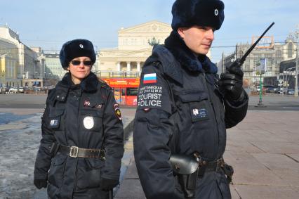 Москва. Сотрудники туристической полиции патрулируют Театральный проезд для оказания помощи иностранцам.