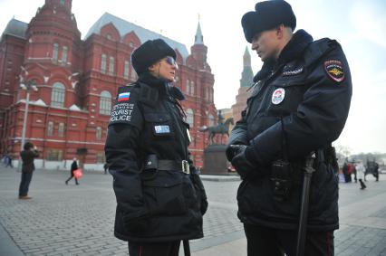 Москва. Сотрудники туристической полиции патрулируют Манежную площадь для оказания помощи иностранцам.