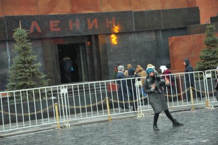 Москва.   Люди входят в Мавзолей В.И.Ленина на Красной площади.